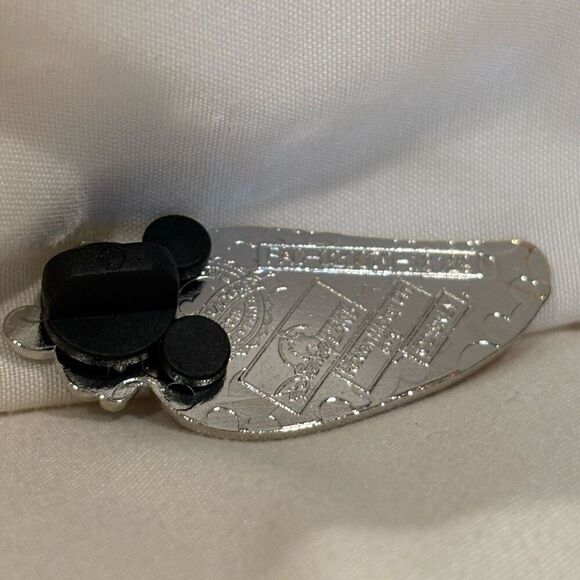 Disneyland Honk Kong Bambi Miss Bunny 2018 Hidden Mickey Carrots Trading Pin - Picture 3 of 3